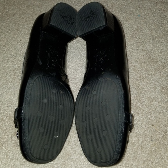 $5 ITEM. Black shoes. MUST BUNDLE WITH TWO OTHER ITEMS - Picture 2 of 7